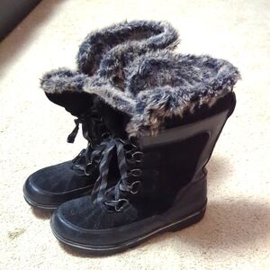 Target women's boots size 9 faux fur like new